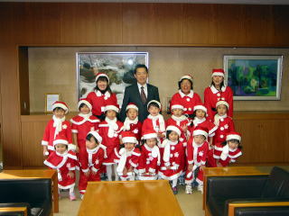 園児たちと井崎市長との記念写真