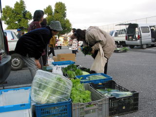 野菜を購入する皆さんの様子