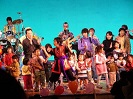 子ども達を舞台に上げて「ハイサイおじさん」