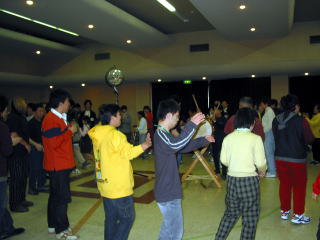 東部中学校の生徒9人によるフォークダンス