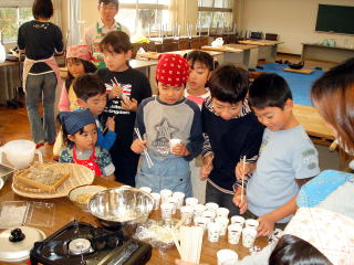 打ちあがったそばを食べる子どもたち