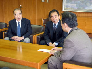 井崎市長と対談する商店会の皆さん