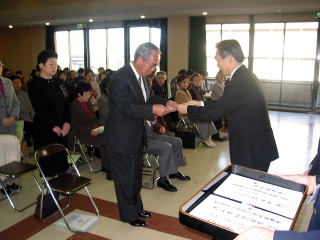 順に委嘱状を交付する井崎市長